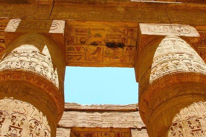 Un antiguo templo egipcio con jeroglíficos y columnas. 2