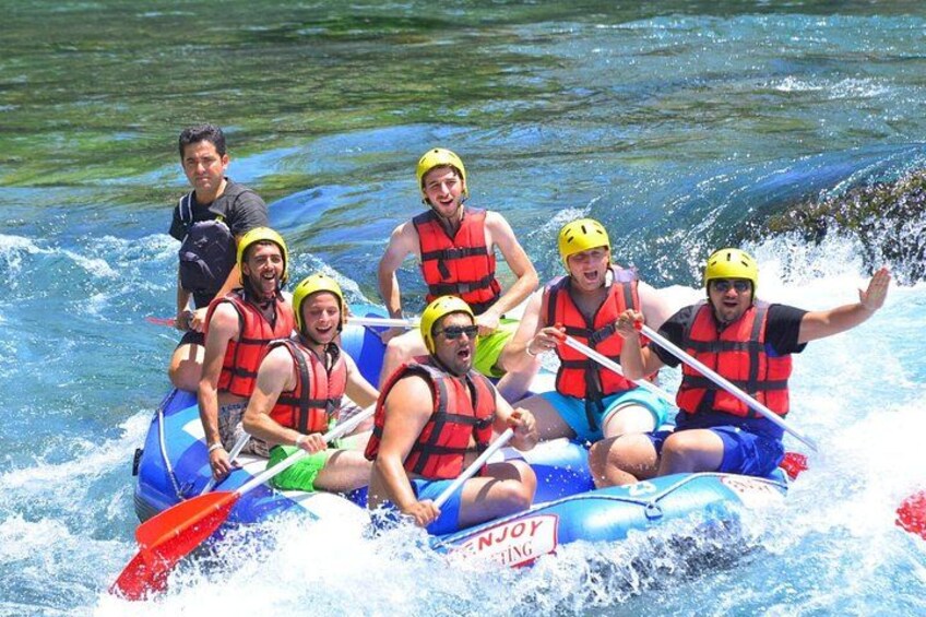 Un groupe de personnes faisant du rafting sur une rivière. 3