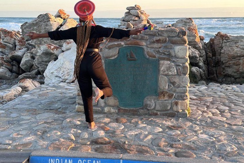 Una persona realiza una acrobacia sobre una estructura pétrea junto al mar. 2