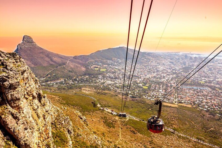 Table Mountain private tour at sunset in a cable car 3
