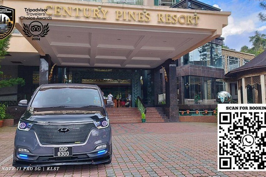 L’entrée du complexe Century Pines Resort, avec une voiture garée devant, un code QR et le logo du prix TripAdvisor. 1