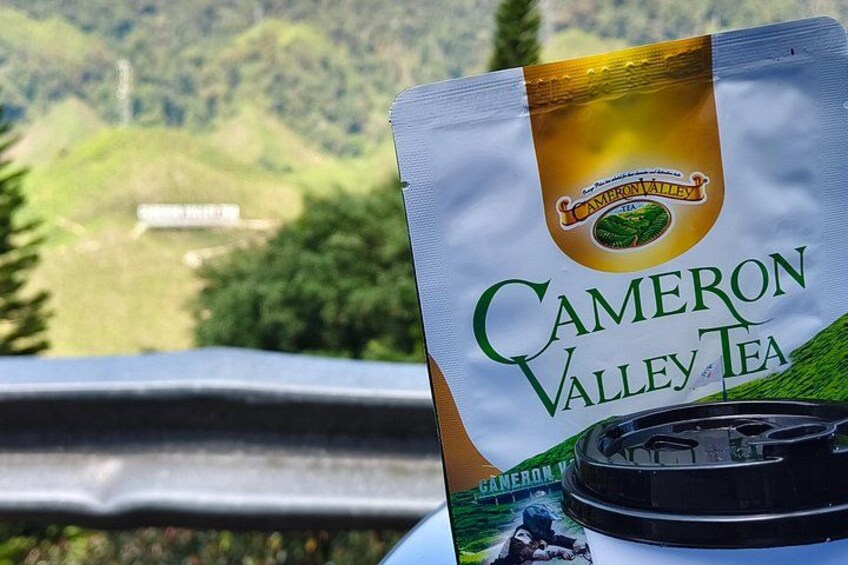 Un paquet de thé de Cameron Valley, avec une vue panoramique sur une vallée verdoyante et des collines en arrière-plan. 2