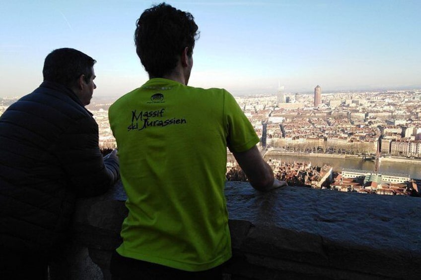 Due persone che ammirano una vista sulla città da un punto elevato. 4