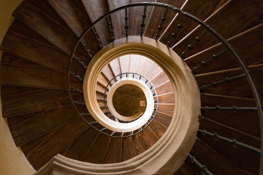Un escalier en colimaçon avec des marches en bois et des rampes de garde-corps en métal. 2