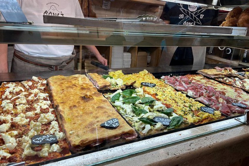Una charcutería con una variedad de embutidos y quesos. 3