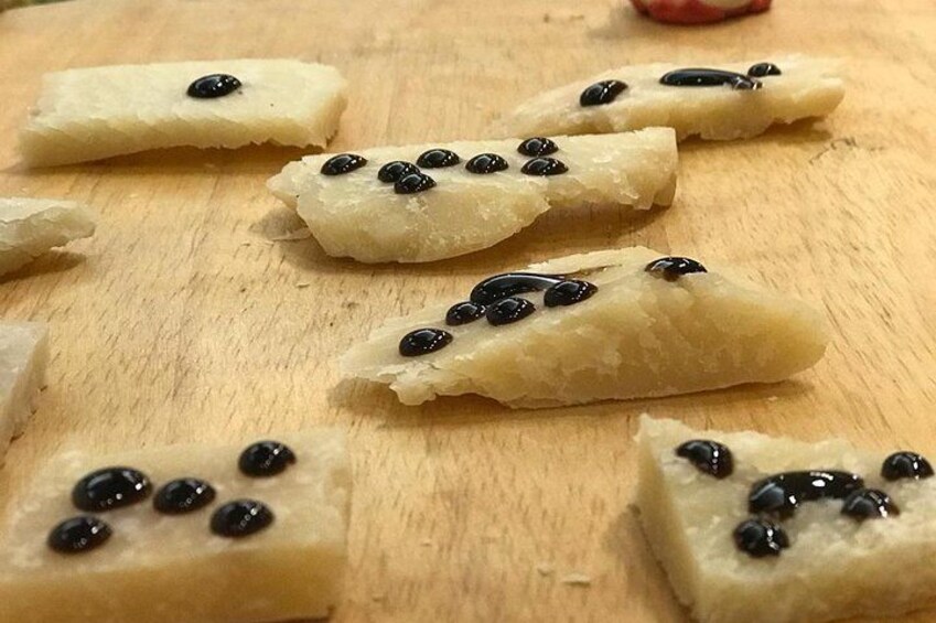 Alimentos con semillas negras sobre una superficie de madera. 2