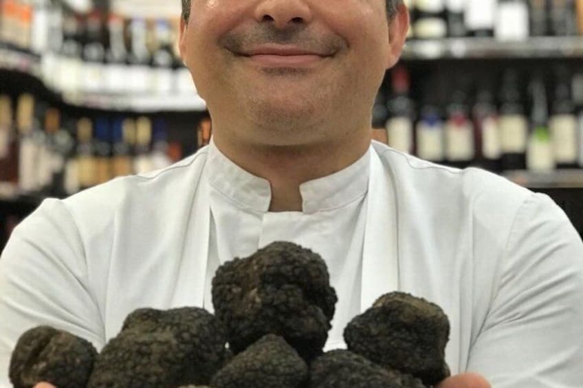 Een kok met een bos truffels. 2