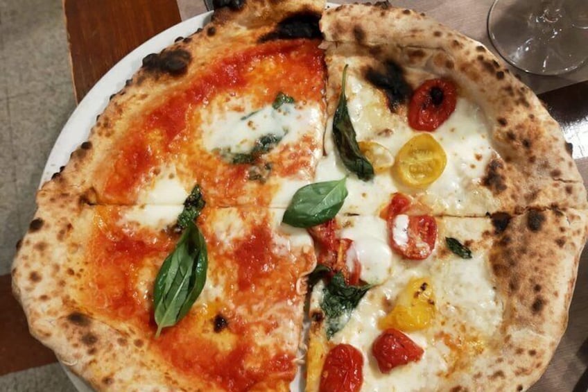 Pizza belegd met tomaat, basilicum en kaas. 5