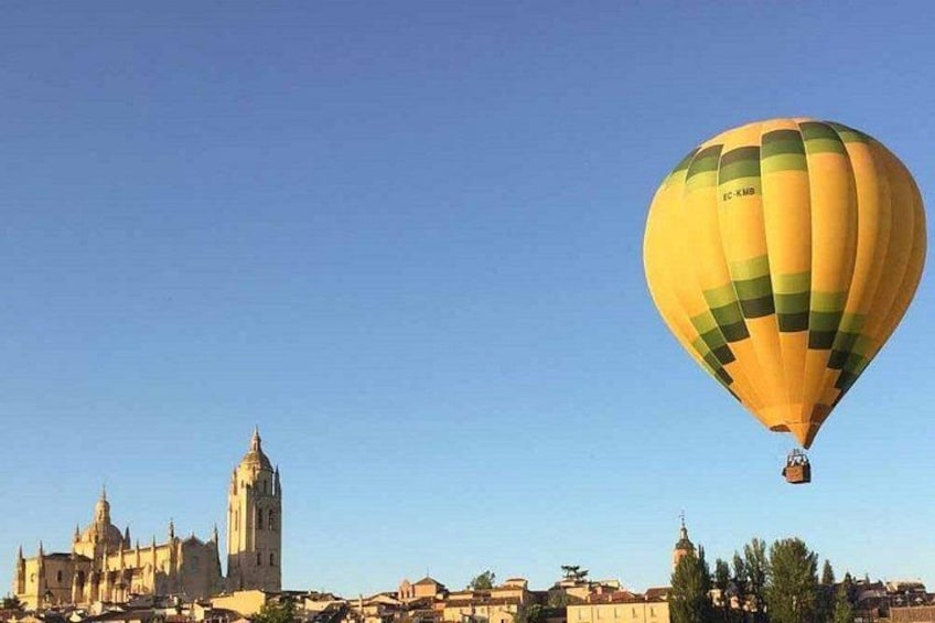 Discover why a Hot Air Balloon flight over Segovia is considered one of the best Balloon flights in the world 4