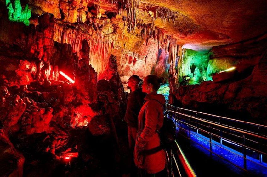 Eine Höhle mit Stalaktiten und einem Geländer. 5