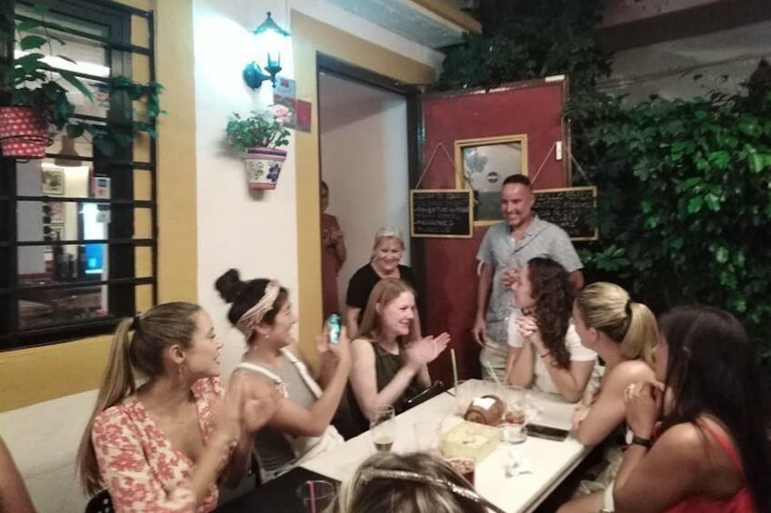 Eine Gruppe von Personen sitzt in einem Restaurant an einem Tisch und unterhält sich. 1