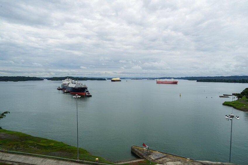 Ship approximating Agua Clara Locks 2