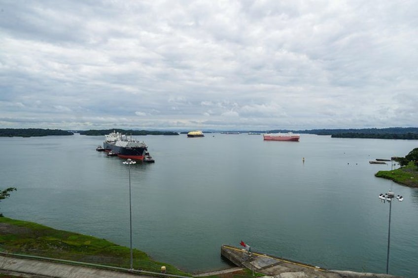 Ship approximating Agua Clara Locks 2