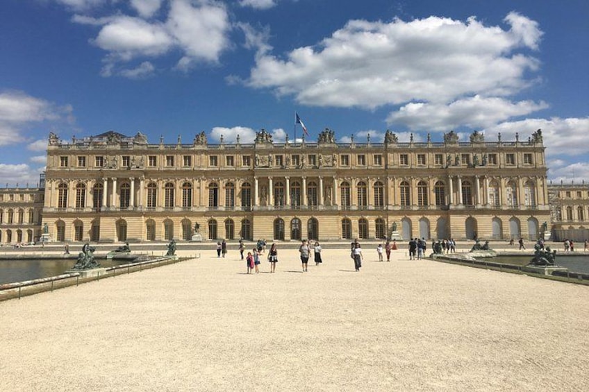 El patio del Museo del Louvre, con su icónica pirámide de vidrio y la entrada principal. 3