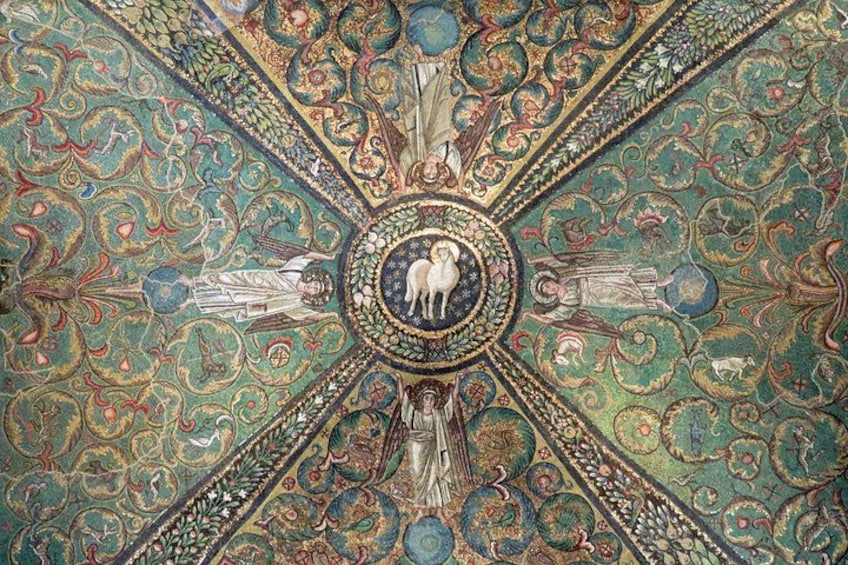 Un mosaico detallado con una figura central, rodeado de diseños y patrones intrincados. 2