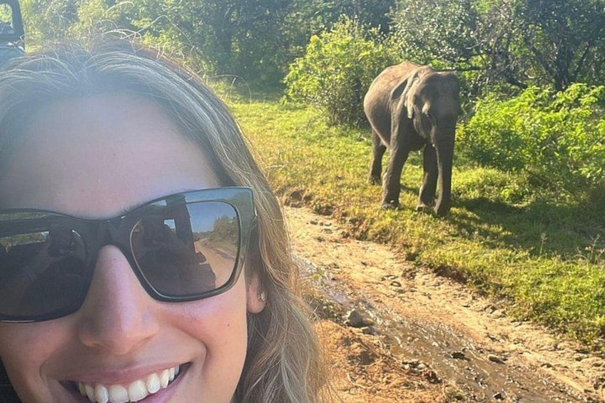 Une personne portant des lunettes de soleil, sur un chemin de terre. 2