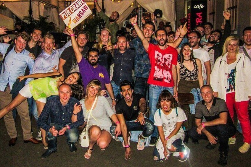 Un grupo de personas en un evento, algunas sosteniendo pancartas. 1