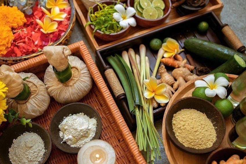 Diversos ingredientes y utensilios para un proceso de cocina o preparación de alimentos tradicional, incluyendo especias, hierbas y verduras frescas. 3