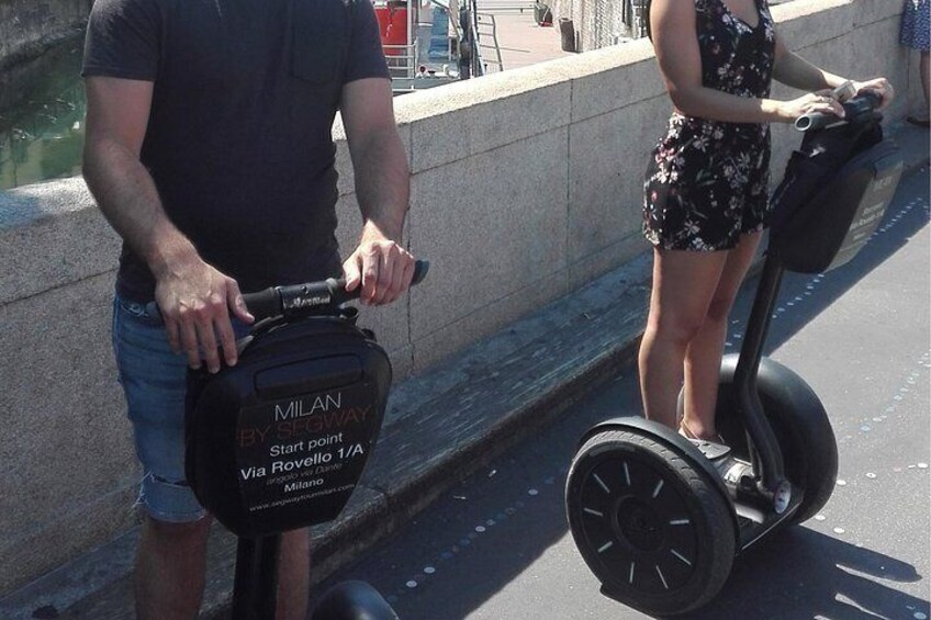 Ein Mann und eine Frau fahren auf Segways auf einem befestigten Weg. 2