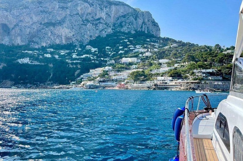 Un bateau sur l’eau, avec une côte montagneuse en arrière-plan. 3