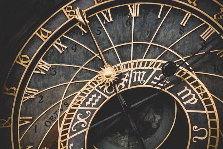 Un reloj astronómico detallado con números romanos y diseños intrincados. 3