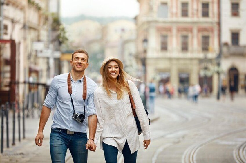 Una pareja caminando por una calle adoquinada en un pueblo histórico. 5