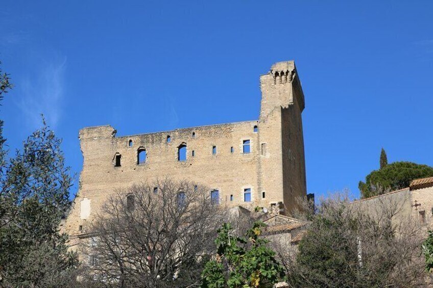 Un castillo de piedra histórico con múltiples ventanas y una torre alta. 1