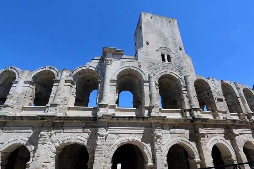 Un antiguo acueducto romano con múltiples arcos y una torre. 1