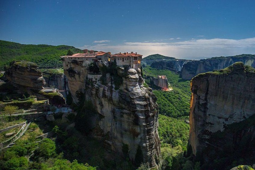 Un monastère perché au sommet d’une falaise, entouré d’une végétation luxuriante et de formations rocheuses spectaculaires. 2