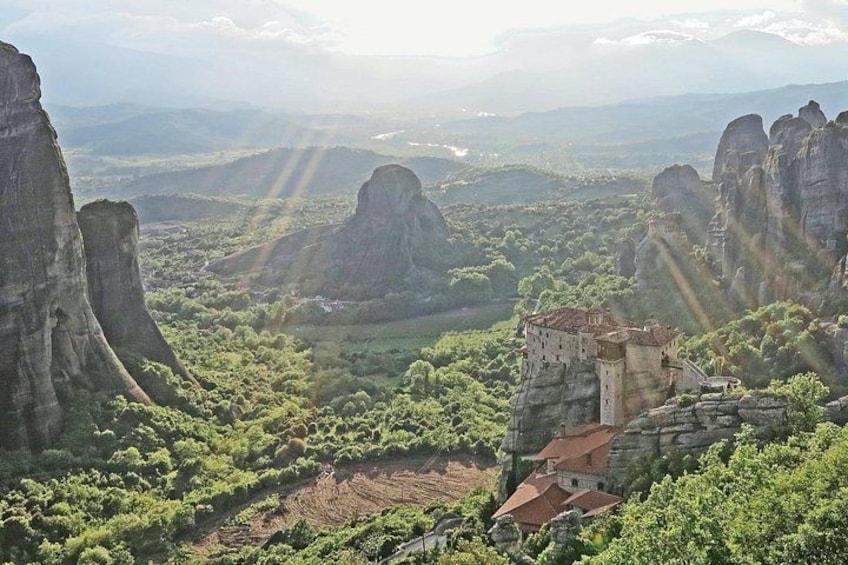 Un paysage comprenant des formations rocheuses, un château et une vallée. 3