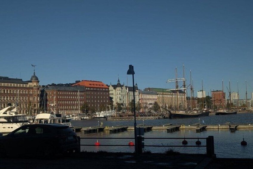 Un puerto con barcos, un faro y edificios históricos. 3