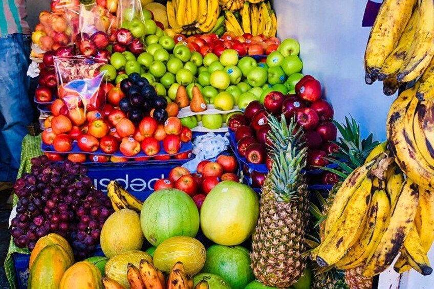On y trouve une variété de fruits, notamment des pommes, des bananes et des ananas. 4