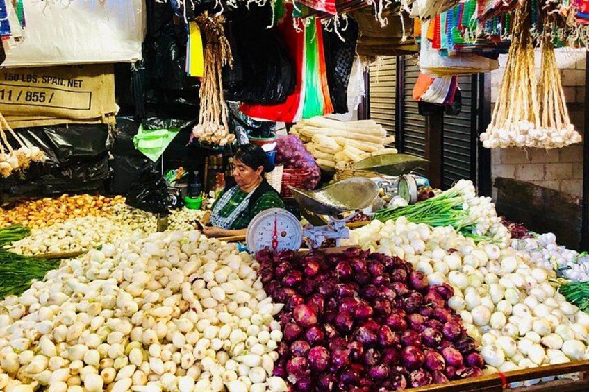 Un étal de marché où l’on vend des oignons et de l’ail. 5