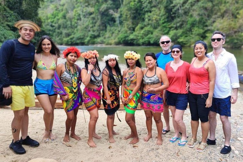 Un grupo de personas en una playa arenosa con un lago al fondo. 1