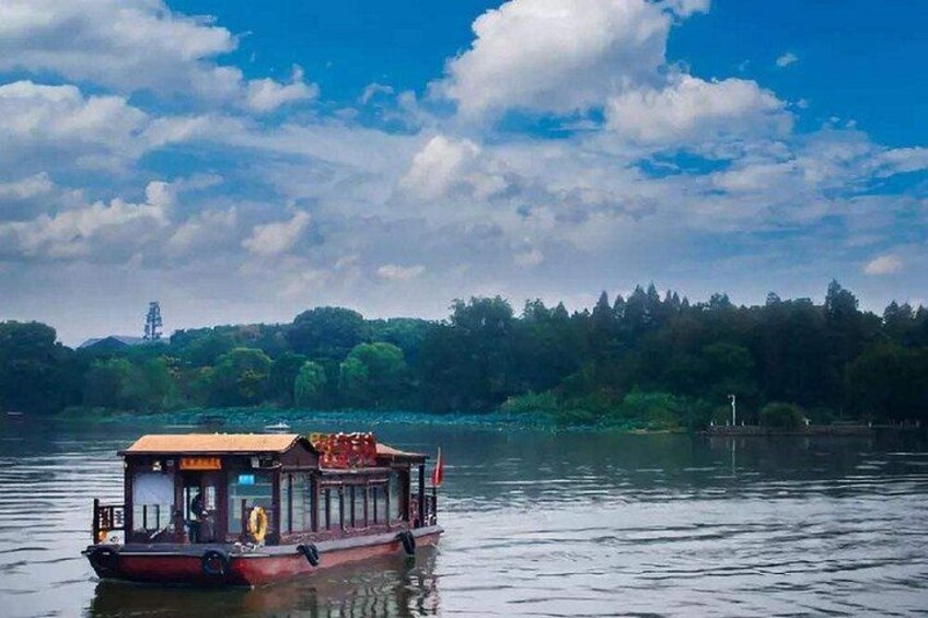 Un bote sobre un lago tranquilo con una orilla boscosa y cielo despejado. 5