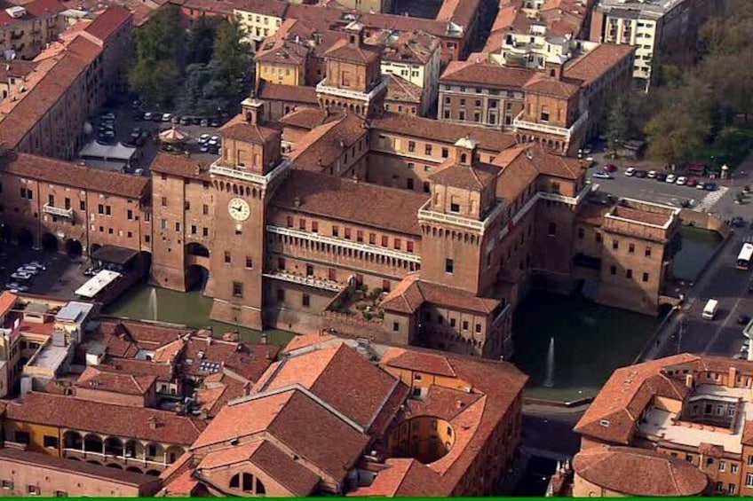 Eine Vogelperspektive auf ein historisches Stadtzentrum mit markanten Gebäuden, einem zentralen Platz und einem Fluss. 5