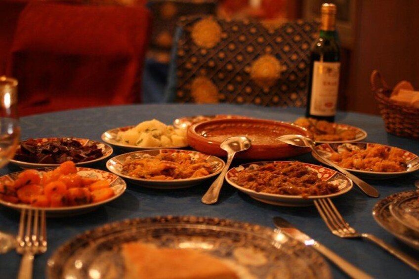 Una mesa con diferentes platos y una botella de vino. 3
