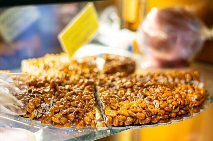 Un plateau contenant divers aliments recouverts de graines, probablement une sorte d’en-cas ou de dessert. 3