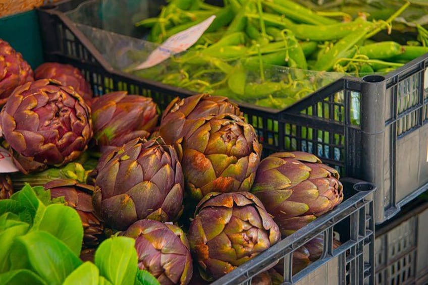 Fresh Artichoke in the market, available in the tour that is booked in the morning time. Typical Venetian ingredient in the kitchen. Eat drink repeat tour in Venice. Food and wine tour in Venice 3