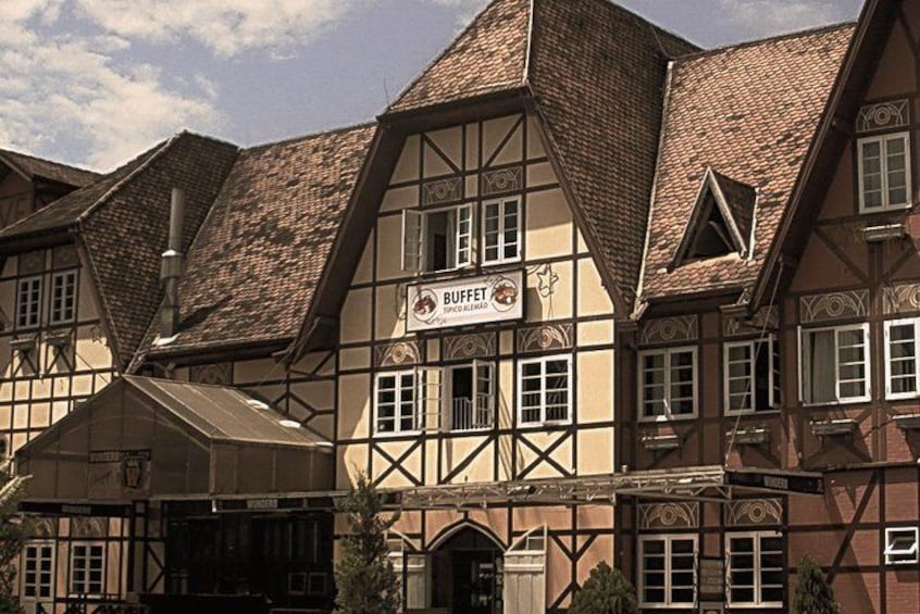 Un edificio tradicional de entramado de madera con un letrero que dice 'BUFFET'. 1