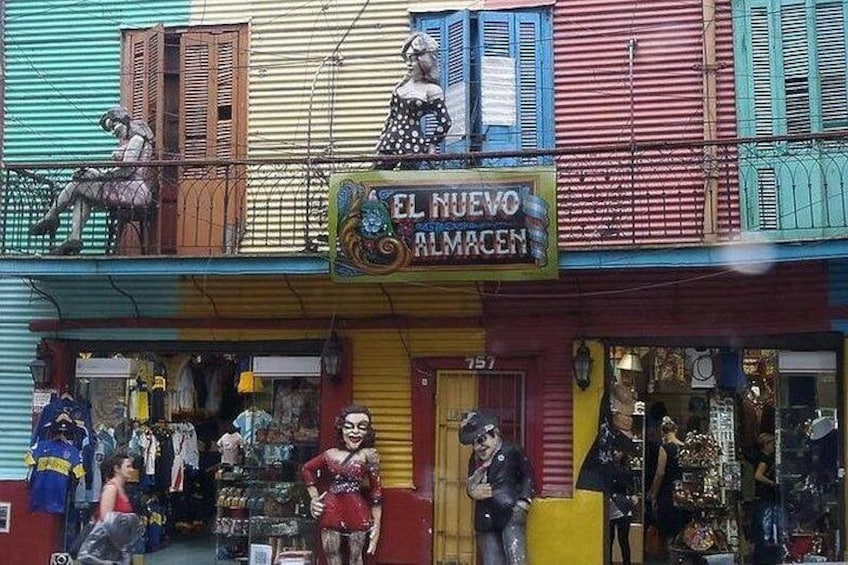 Un edificio colorido con un letrero que dice 'EL NUEVO ALMACEN'. 4