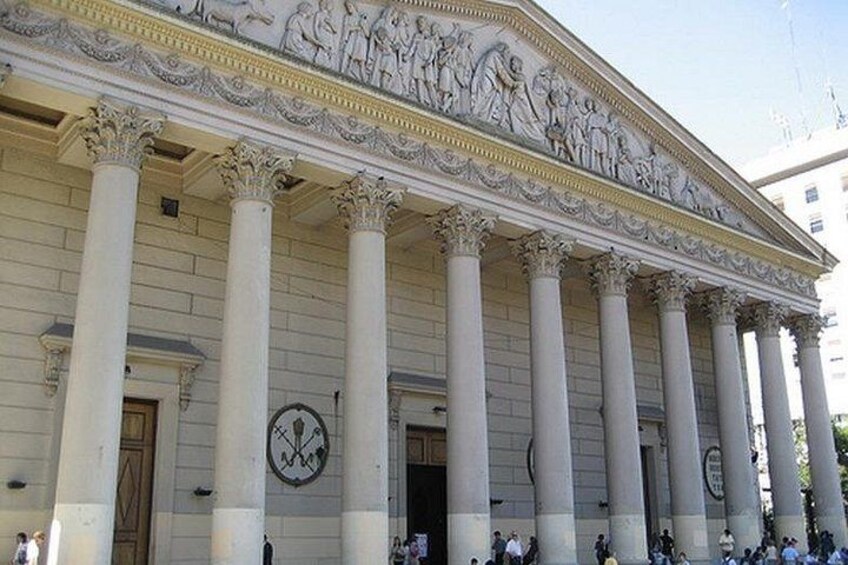 Un edificio clásico con columnas y un friso detallado. 3