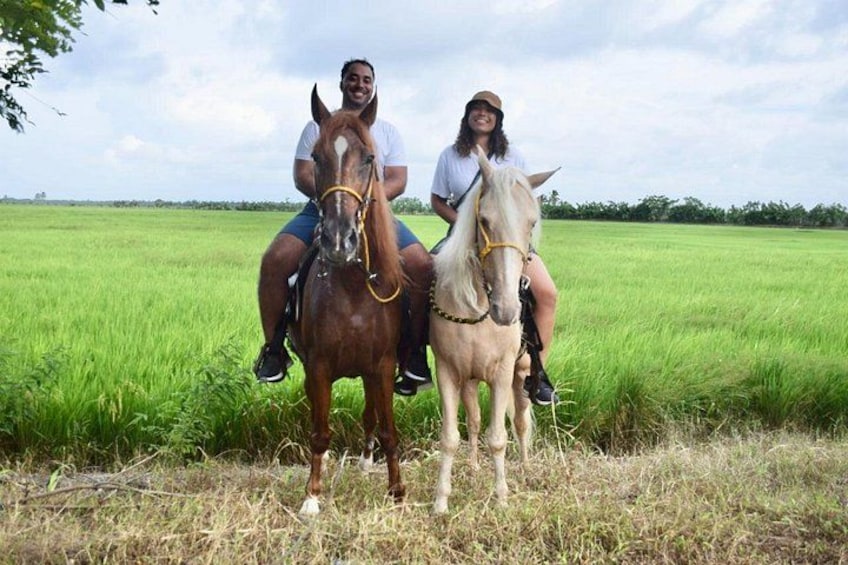 Dos personas cabalgando en un campo. 3
