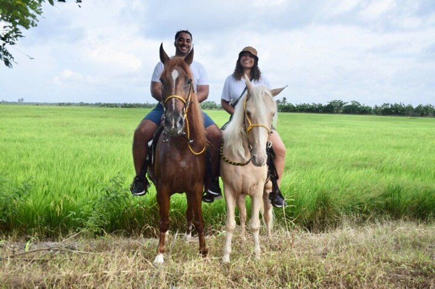 Dos personas montando a caballo en un campo. 5