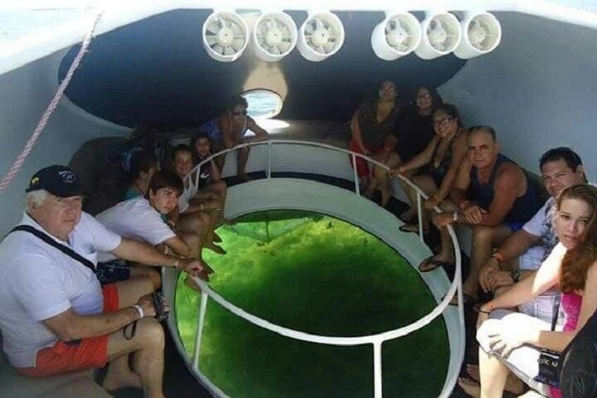 Un grupo de personas en un bote con un área circular verde en el centro. 2