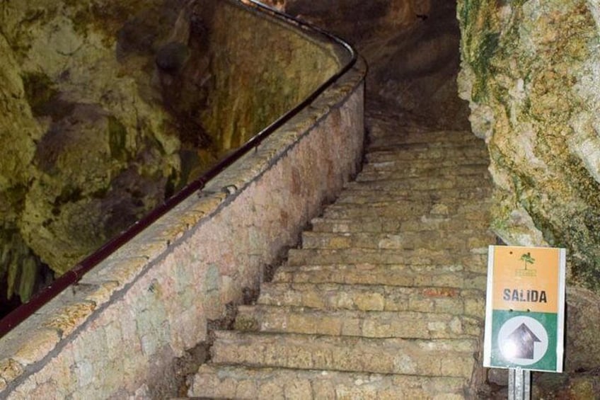 Una escalera de piedra con un cartel que indica la salida. 5