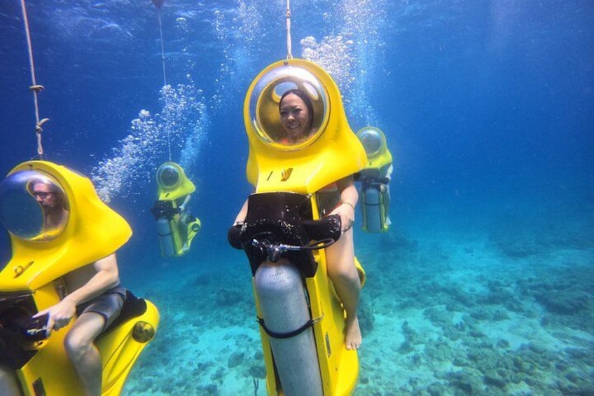 Des personnes portant des casques de plongée jaunes sous l’eau. 1