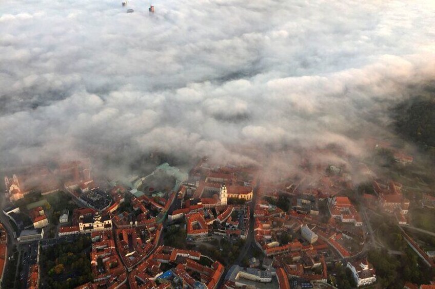 Un paisaje urbano parcialmente cubierto por nubes. 1