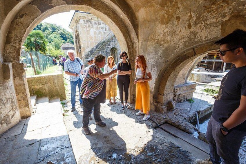 Un groupe de personnes se tient debout dans un ancien arc en pierre. 5