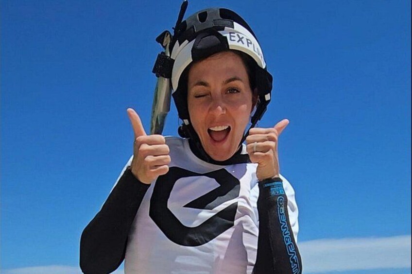 Una persona usando casco con visera y una camiseta blanca con diseño negro. 3